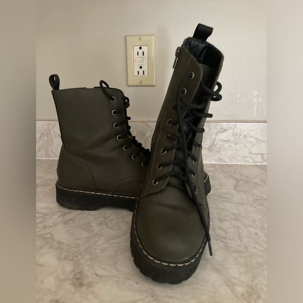 Combat boots